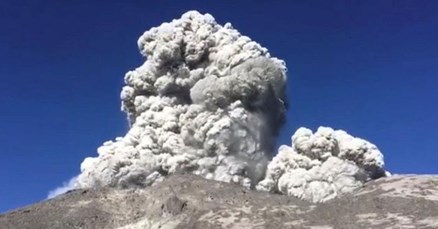 Aktivirao se vulkan na otoku Javi u Indoneziji, stanovnici napuštaju svoje domove