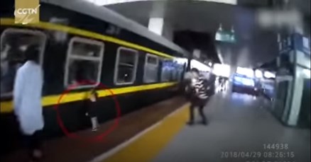 Curica pala između vlaka i perona u Kini, pogledajte snimku