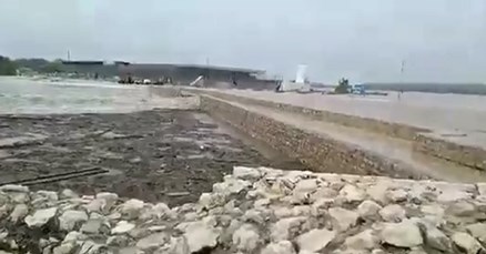 VIDEO Voda srušila most u Ninu: "Nemamo struje ni vode, odsječeni smo"
