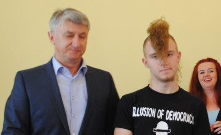 HDZ-ov župan najboljem učeniku uručio nagradu, a on mu majicom poručio što misli o vlasti
