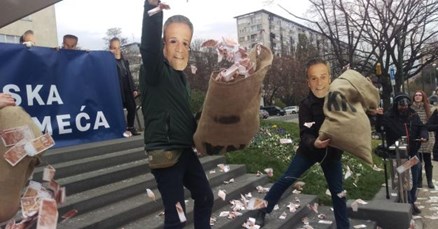 Pod Bandićevim maskama bacali lažne novčanice, komunalac im napisao kaznu