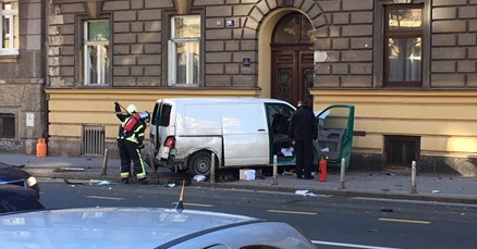 Kombi pun plinskih boca u centru Zagreba sletio s ceste i zabio se u zgradu