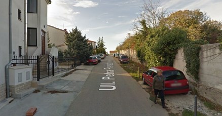 Mladići u Puli divljali autima, a onda izvadili sjekire i pištolj pa počeli razbijati