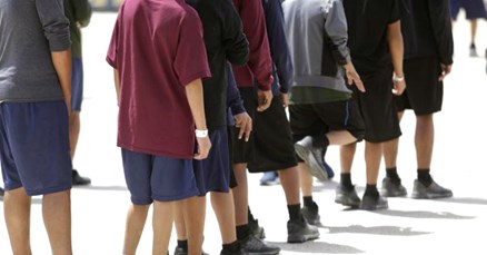 Amerika odvaja djecu imigranata od roditelja i drži ih zatvorenu. Na zrak smiju 2 sata dnevno