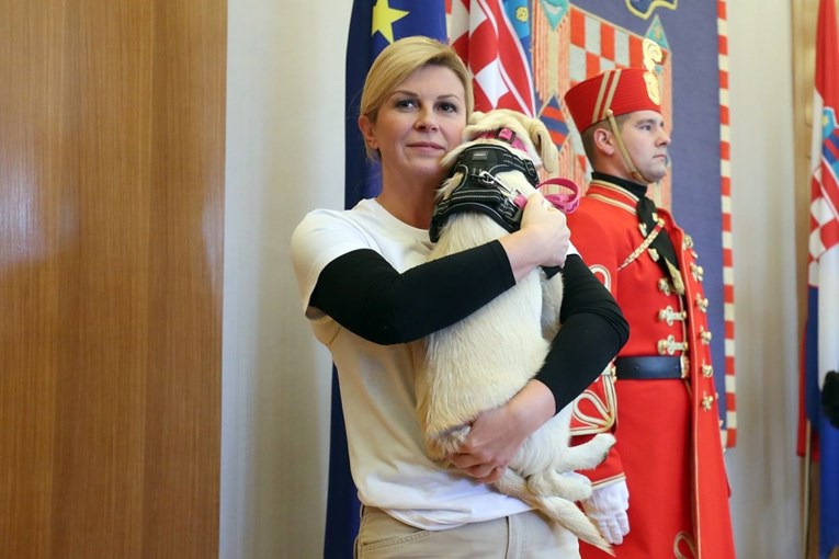 VIDEO Kolinda podigla Kiku u zagrljaj, pas se nije prestajao otimati