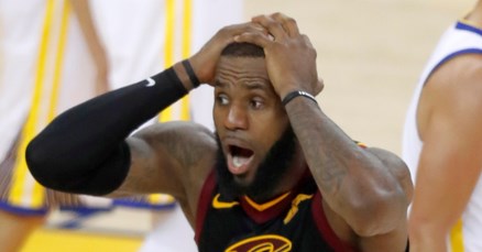 Bijesni LeBron napustio presicu nakon jednog od najbolnijih poraza karijere