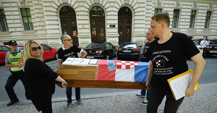 FOTO Prosvjednici po Zagrebu nosili lijes