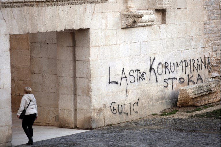 Uhićen mladić koji je išarao Dioklecijanovu palaču. Pobjegao je iz Splita