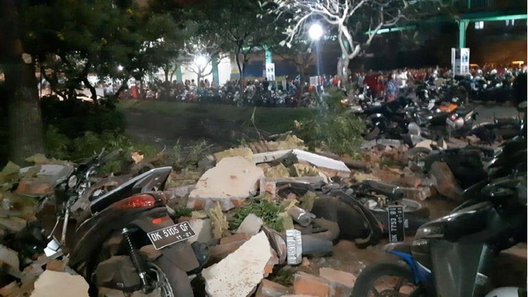Silovit potres uzdrmao Bali, opozvano upozorenje za tsunami