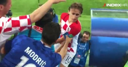 Pogledajte kako se Luka Modrić penje na tribinu i slavi s navijačima