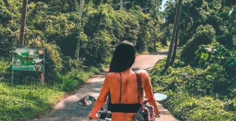 Ivana Knoll u badiću sjela na motor i izbacila guzu