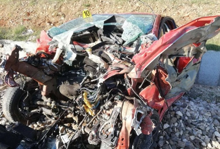 Vlak u Puli udario pa 30 metara vukao auto u kojem je bilo dijete