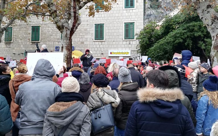 Preko 1000 Omišana prosvjedovalo zbog teško bolesne male Nore, pogledajte slike