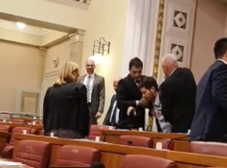 Pernara kasno sinoć izbacili iz sabora. Pogledajte snimku