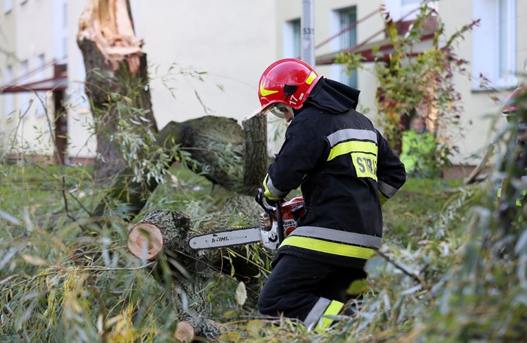 Oluja u Slovačkoj i Poljskoj čupala krovove i drveće