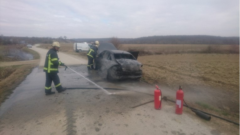 Palio korov kod Požege pa zapalio svoj auto