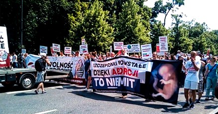 Tisuće Poljaka marširalo protiv obaveznog cijepljenja