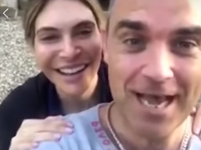 Robbie Williams u prijenosu uživo nagovorio fana da zaprosi curu: "Ako sam mogao ja, možeš i ti"