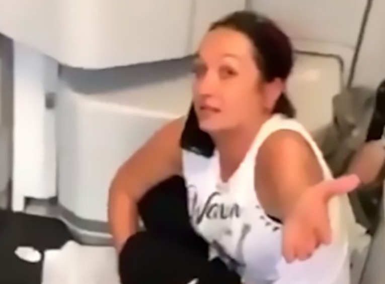 Snimili je kako piša po podu aviona: "Nisu me pustili na WC"