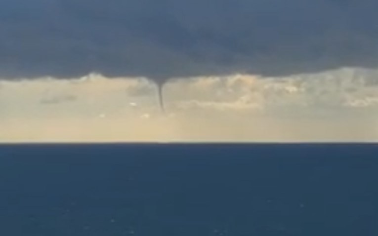 VIDEO Pijavice kod Dubrovnika bacale aute u zrak i čupale betonske ploče