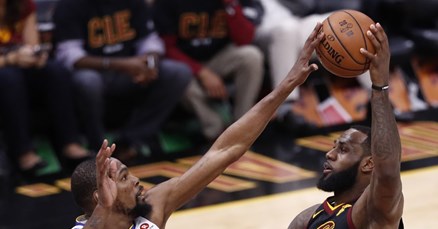 Nevjerojatni Durant nadigrao Jamesa i odveo Warriorse na korak do nove titule