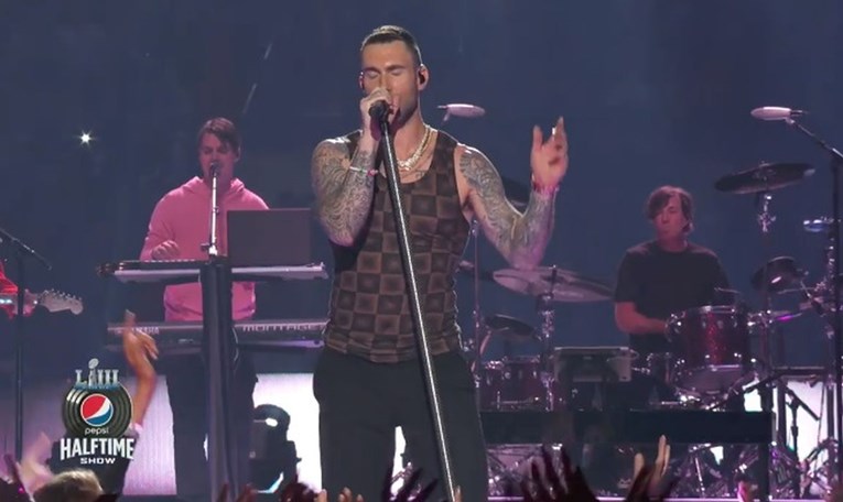 Gledatelji Super Bowla uočili nešto urnebesno s majicom pjevača Maroon 5