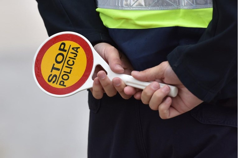 Mladić policajcu u Rijeci slomio palicu "Stop" i pobjegao