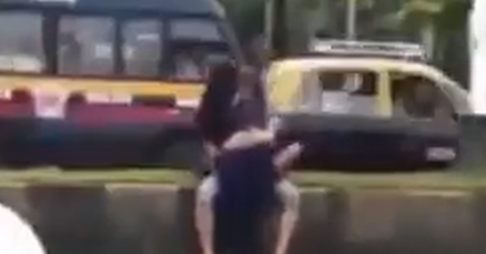 Napaljeni par seksao se nasred prometne ulice, nisu prestali dok netko nije pozvao policiju