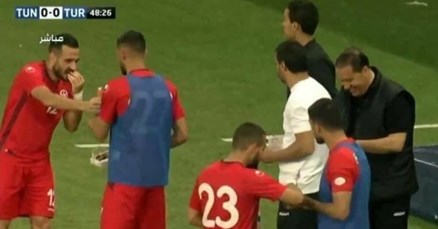 Vratar Tunisa odglumio ozljedu kako bi njegovi suigrači mogli pojesti prvi obrok nakon posta