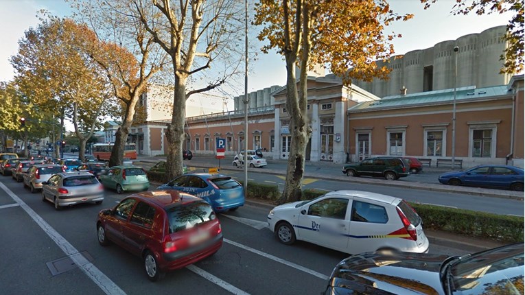 Auto naletio na učenika na kolodvoru u Rijeci, hitno je prevezen u bolnicu