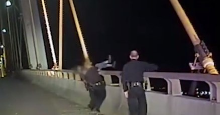 VIDEO Žena se htjela baciti s mosta u Houstonu, policajci je zgrabili i povukli nazad