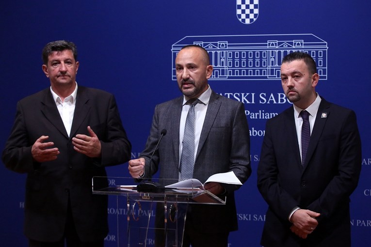 HRAST-ov Zekanović održao konferenciju o Marakeškom sporazumu. S njim bio Sačić