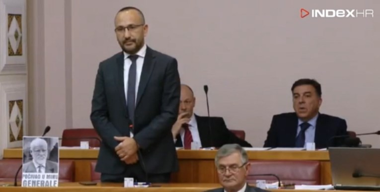 Hrastovac u saboru odao počast ratnom zločincu Praljku pa se posvađao s Njonjom