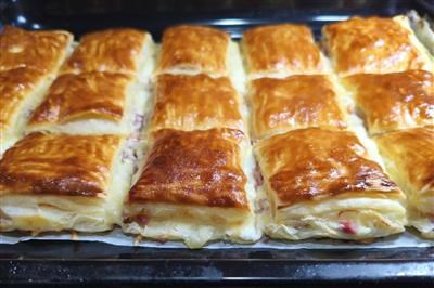 Lisnato tijesto punjeno slaninom, šunkom i sirom 