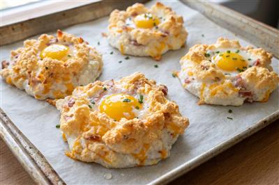 Cloud eggs sa sirom i slaninom