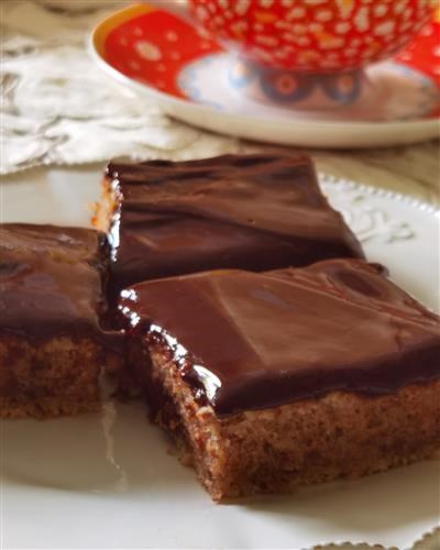 Biskvit s orasima, bademima i čokoladnom glazurom