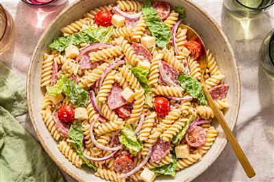 Salata s tjesteninom, salamom i sirom