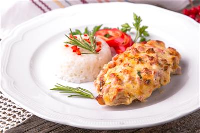 Gratinirani pureći odrezak s rajčicom i mozzarellom