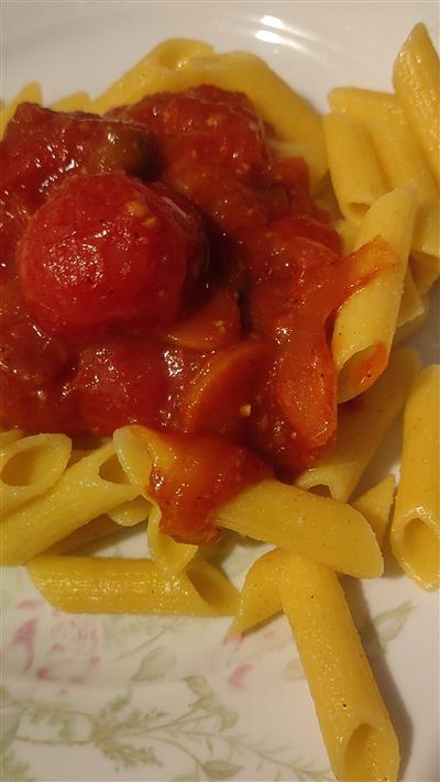 Tjestenina s umakom od cherry rajčica i kapara 