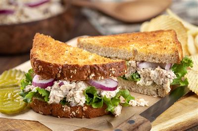 Tuna-sendvič sa zelenom salatom i lukom