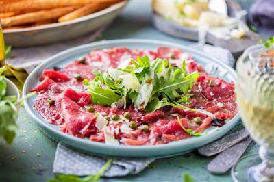 Carpaccio od odležane govedine s hrenom, kaparima i maslinovim uljem