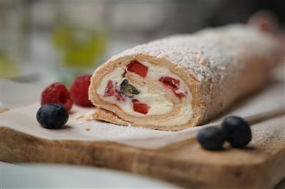 Beze rolada s malinama i jagodama