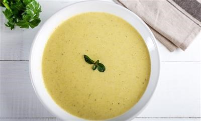 Juha od celera s mrvljenim lješnjacima