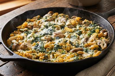 Kremasta tjestenina s piletinom, špinatom i gljivama iz jedne tave