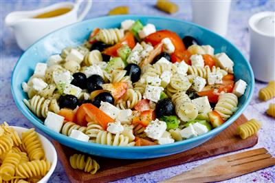 Grčka salata s tjesteninom