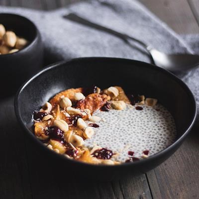 Chia pudding s bobičastim voćem, breskvama i bademima