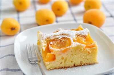 Kolač s marelicama, smeđim šećerom i bademom