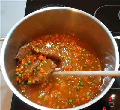 Juneći šnicli sa graškom i mrkvom u umaku od senfa