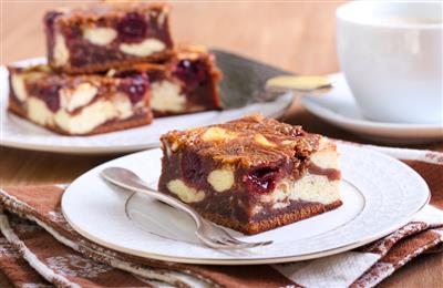 Mramorne cheesecake kocke s brusnicama