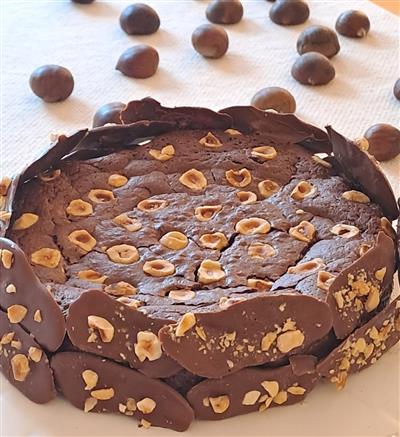 Torta s kremom od kestena, čokoladom i lješnjacima